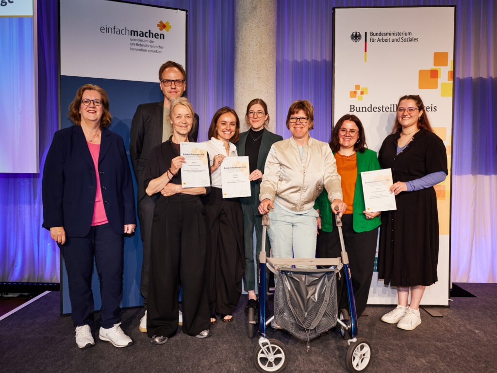 Gruppenbild der Preisträger:innen des Bundesteilhabepreises, inklusive Sophie und Alina von inKlub